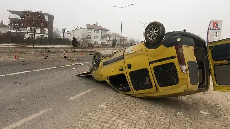 'Hafif ticari araç, refüje çarparak takla attı,o anlar kamerada'