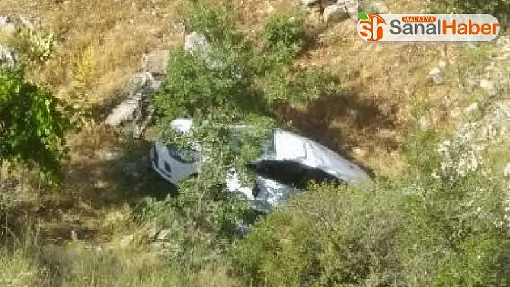 Hafif ticari araç şarampole yuvarlandı