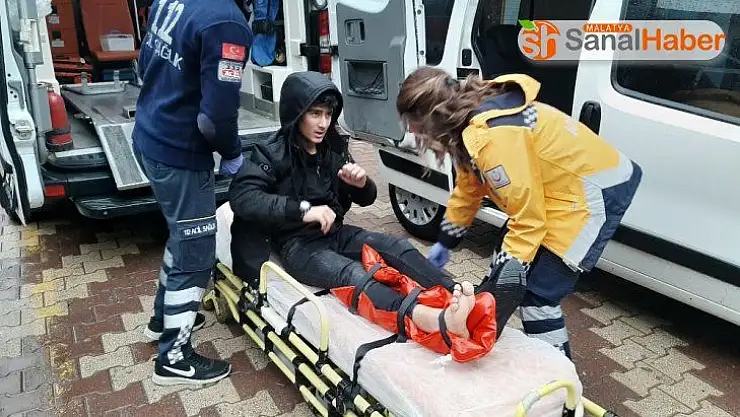 Hafif ticari aracın çarptığı genç yaralandı