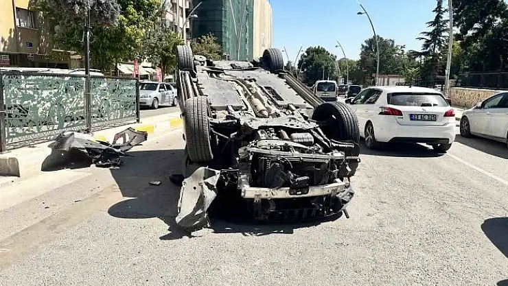 'Hafif ticari araçla çarpışan otomobil takla attı: 3 yaralı'