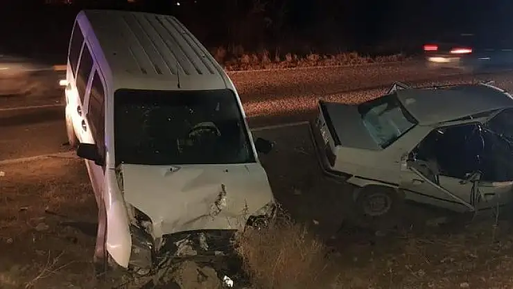 'Hafif ticari araçla otomobil çarpıştı: 5 yaralı'