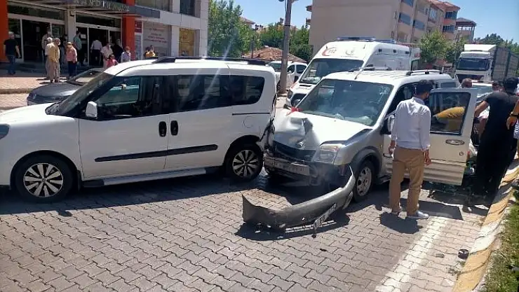 'Hafif ticari araçlar çarpıştı: 2 Yaralı'