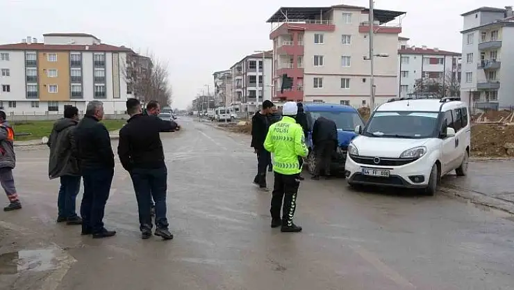 'Hafif ticari araçlar çarpıştı: 2 yaralı'