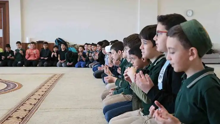 'Hafızlar, depremde hayatını kaybeden ve görev alanlar için hatim indirip dua etti'