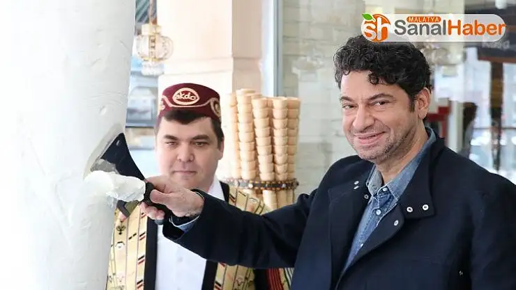 Hakan Taşıyan satırla Maraş dondurması kesti