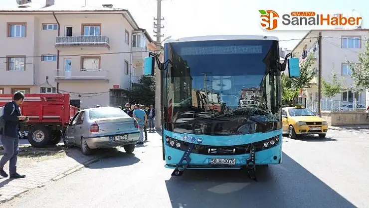 Halk otobüsünün otomobille çarpışma anı kamerada