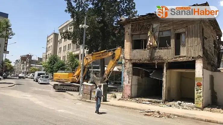 Harıkçı Caddesinde yol genişletme çalışması