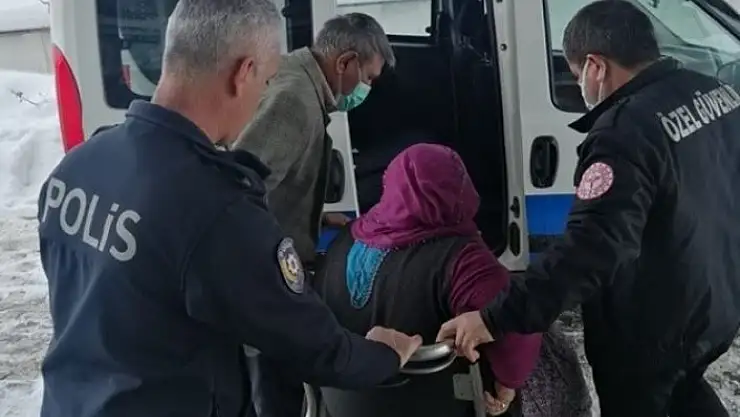 'Hasta kadının yardımına polis koştu'