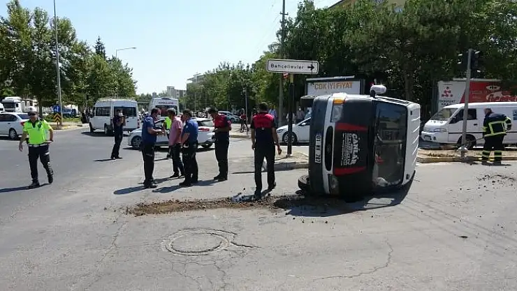 'Hasta taşıyan ambulans ile minibüs çarpıştı'