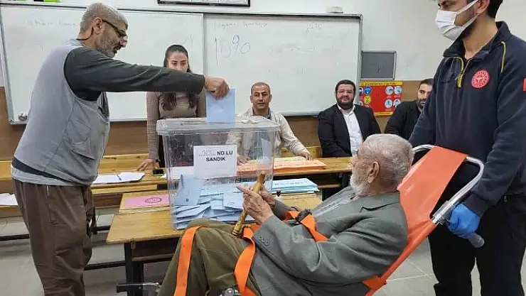 'Hasta ve yaşlılar ambulanslarla sandığa gitti'