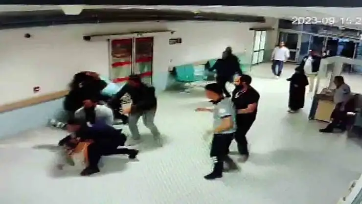 'Hasta yakını polis memuru, önce güvenlik görevlilerine sonra meslektaşlarına saldırdı'