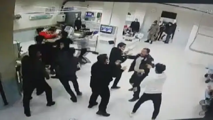 'Hasta yakınlarının sağlık çalışanlarına saldırı anı kameraya yansıdı'