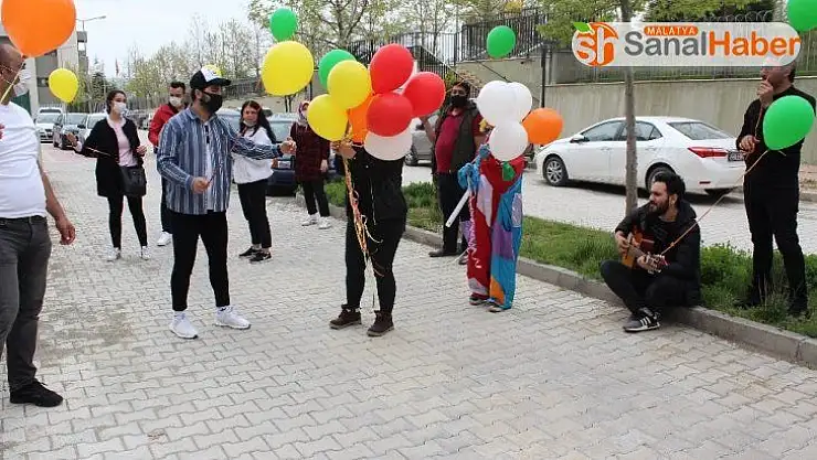 Hastanede tedavi gören çocuklara, bahçeden 23 Nisan kutlaması