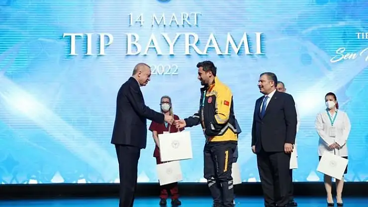 'Hastayı sırtında taşıyan sağlık görevlisi hediyesini Cumhurbaşkanından aldı'