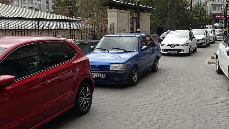 'Hatalı park edip trafiği tıkadı, tepki görünce belediyeyi suçladı'