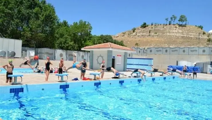 Olimpik Yüzme Havuzu Serinlemek İsteyenlerin Akınına Uğruyor