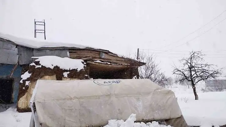 'Hayvanlarının yemi karla kaplı çadırın altında kalan engelli vatandaşın imdadına jandarma koştu'