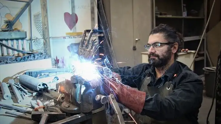 'Her atık çöp değil, metali sanata çeviren `Demir Adam´'