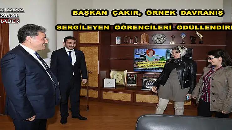 BAŞKAN ÇAKIR, ÖRNEK DAVRANIŞ  SERGİLEYEN ÖĞRENCİLERİ ÖDÜLLENDİRDİ