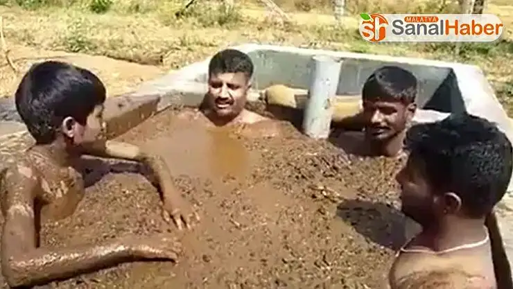 Hindistan'da korona endişesiyle ineğin dışkıyla duş alıyorlar
