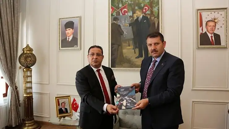 'Hızlı Tren Çalıştayı sonuç raporları kitapçığı tek tek dağıtılıyor'