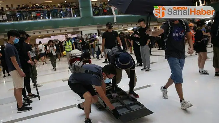 Hong Kong'da göstericiler AVM'yi bastı