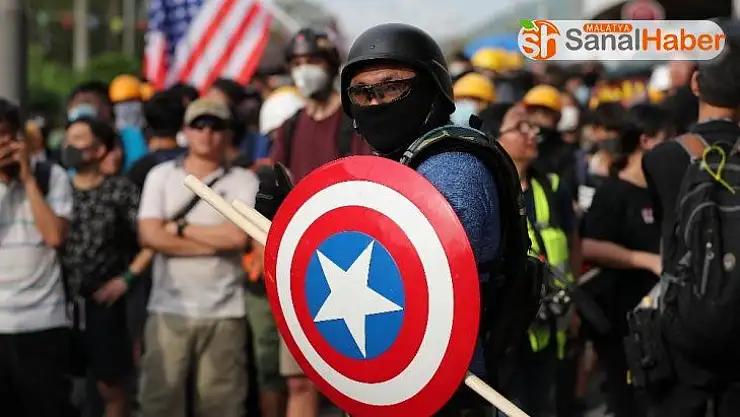 Hong Kong'da göstericiler ve polis yine çatıştı