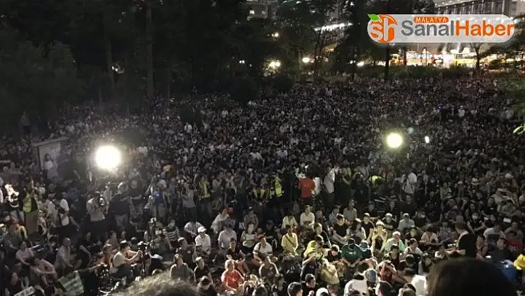 Hong Kong'da memurlar da sokaklara çıktı