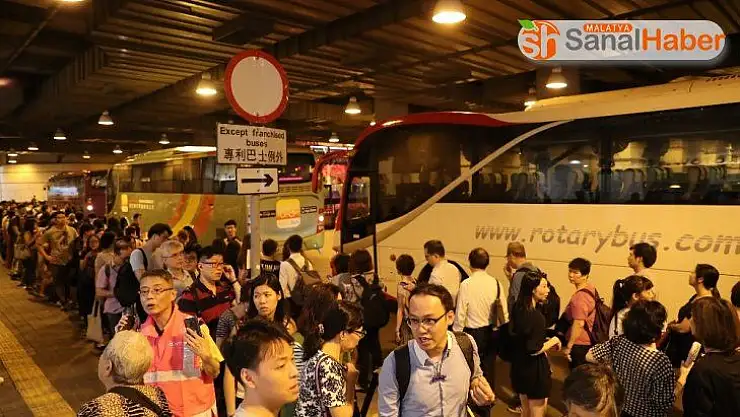 Hong Kong'da protestocular tren istasyonlarını bastı, ulaşım felç oldu