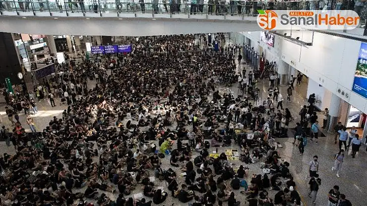 Hong Kong havalimanı, gösteriler nedeniyle kapatıldı