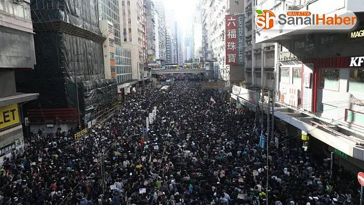 Hong Kong'ta gösterilerin 6. ayında binlerce kişi yine sokaklarda