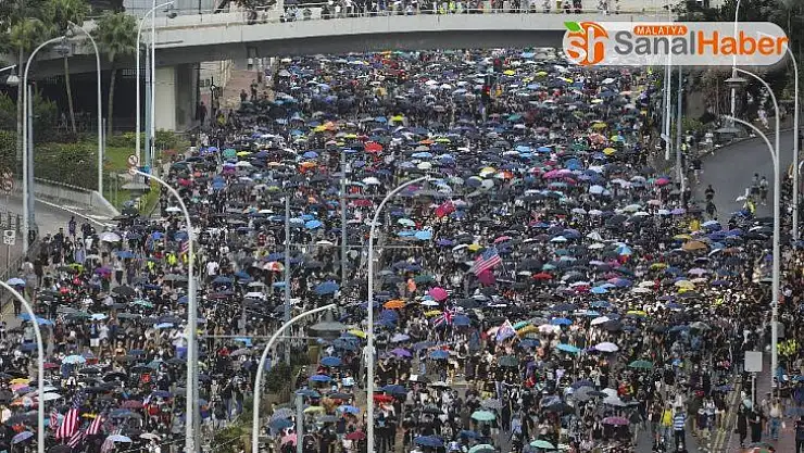 Hong Konglu protestocular İngiltere'den yardım istedi