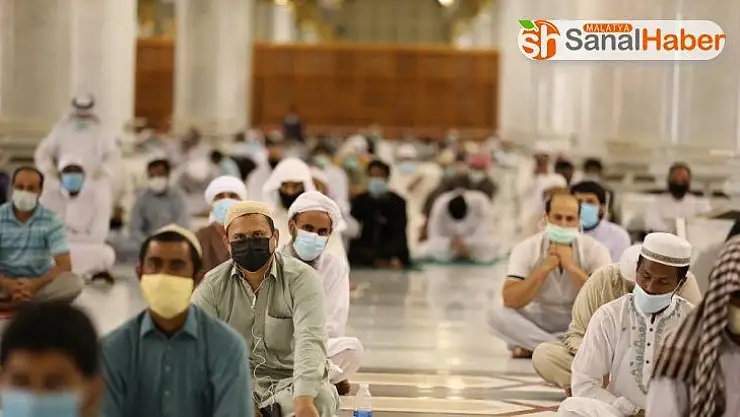 İbadete açılan Mescid-i Nebevi'de 100 bin kişi cuma namazını kıldı