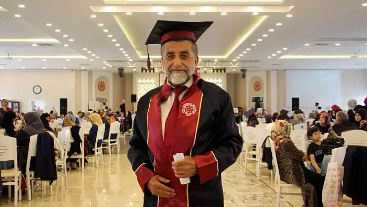 'İçindeki öğrencilik aşkı bitmedi: 62 yaşında mezun oldu'