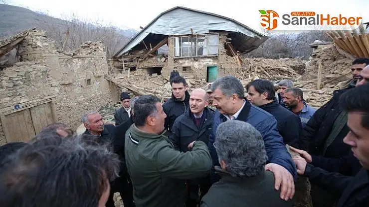 İçişleri Bakanı Soylu ile Sağlık Bakanı Koca depremde 6 evin yıkıldığı köyde incelemede bulundu