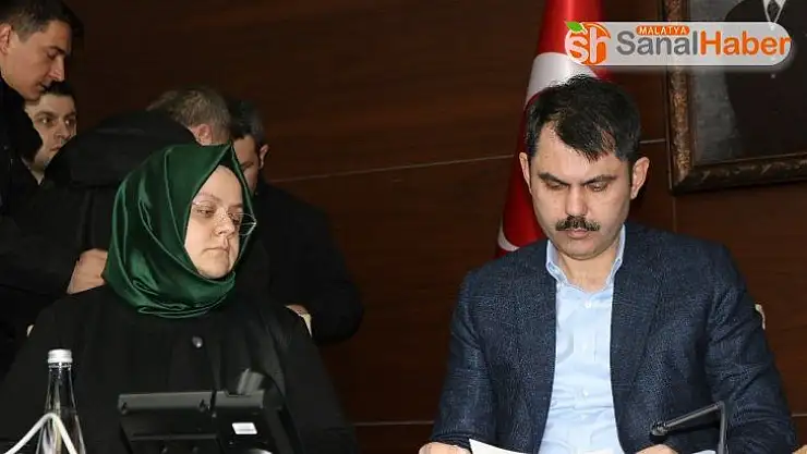 İçişleri Bakanı Süleyman Soylu: 'Elazığ ve Malatya'da 23 bin 286 çadır, 52 bin 658 battaniye, 19 bin 568 yatak dağıttık.'