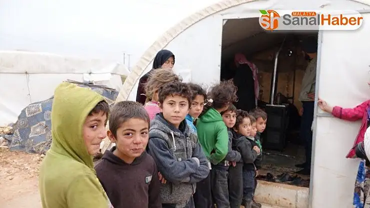 İdlib'den kaçarak kampa sığınan siviller çadır hastanesinde tedavi oluyor