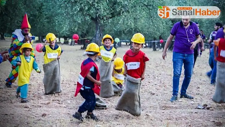İdlib'te savaş çocuklarının buruk eğlencesi