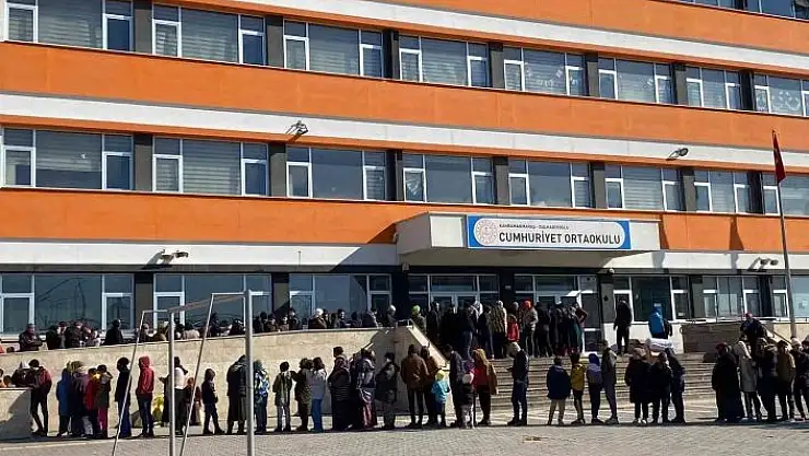'İhlas Vakfı yardım tırlarıyla deprem bölgesinde'