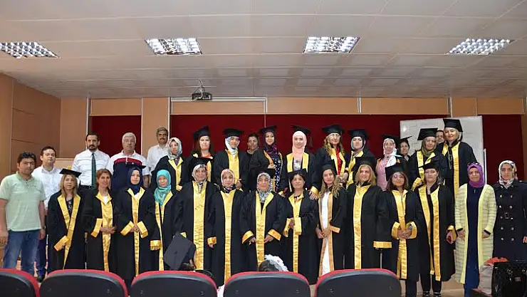 ANNE ÜNİVERSİTESİ´NDE  MEZUNİYET HEYECANI