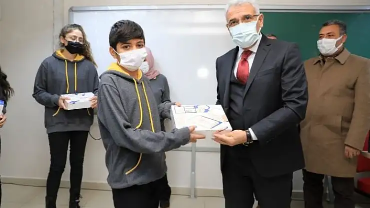 'İhtiyaç sahibi öğrencilere tablet dağıtımı sürüyor'
