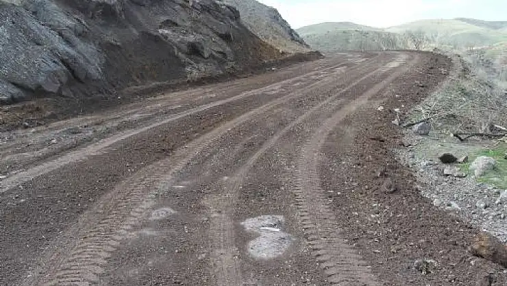  4 MAHALLEYİ BİRBİRİNE BAĞLAYAN GRUP YOLU GENİŞLETİYOR