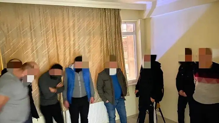 'İkameti kumarhaneye çevirseler de polisten kaçamadılar'