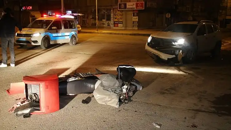 'İki araç kaza yaptı, biri savrulup motosikletli kuryeye  çaptı'
