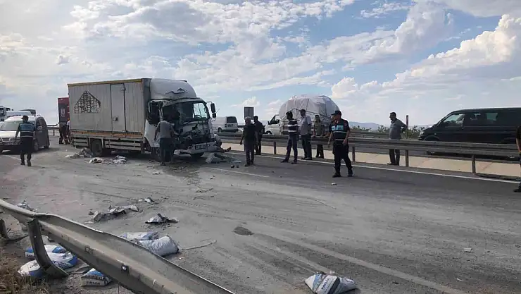 Malatya'da İki kamyonun çarpıştı kazada 3 kişi yaralandı