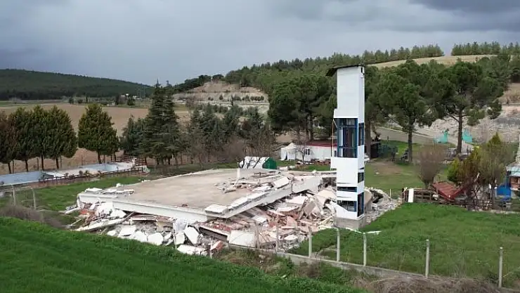 'İki katlı bina yerle bir oldu, bir tek asansör kulesi ayakta kaldı'