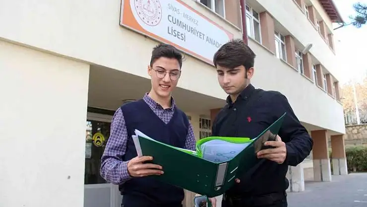 'İki lise öğrencisi Türkiye´de bir ilki başardı'