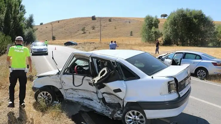 'İki otomobil çarpıştı: 1 ağır 6 yaralı'