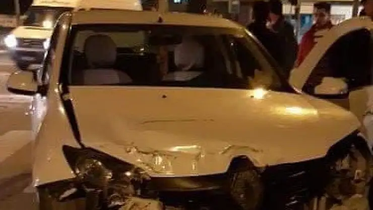 'İki otomobil çarpıştı: 1 yaralı'