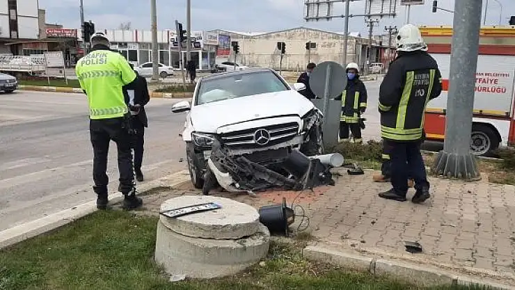 'İki otomobil çarpıştı: 2 yaralı'